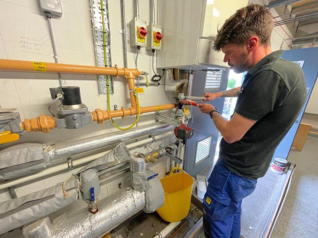 Securing pipes